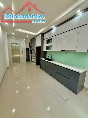 Đội Cấn, Ba Đình - 35m2 x 6 Tầng, Thang Máy, MT 3.2m - Nở Hậu, Chỉ 8.4 tỷ LH: 0977658369