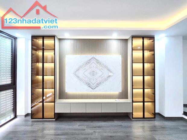 NHÀ LỘC LONG QUÂN 35M2 X 6T - 8.6 TỶ - OTO CÁCH 3 BƯỚC - THANG MÁY - KINH DOANH SANG