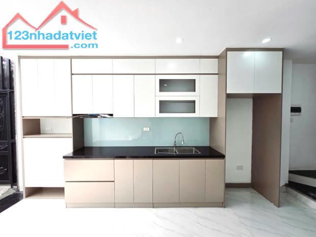 NHÀ LỘC LONG QUÂN 35M2 X 6T - 8.6 TỶ - OTO CÁCH 3 BƯỚC - THANG MÁY - KINH DOANH SANG - 1