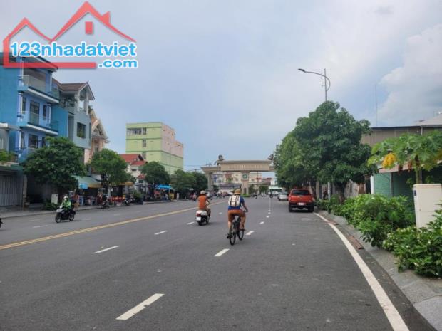 Biệt thự đẹp hiếm có khu Vạn Phúc – sân đậu 3 ô tô – SHR – chỉ 27 tỷ