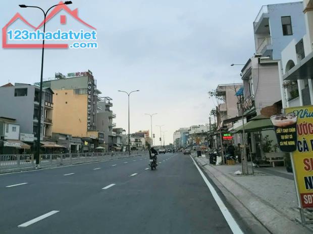 Bán nhà MTKD đường 32M Dương Quảng Hàm ngang 5m 100M² KD đa ngành 23.2 tỷ 

Mô tả - 2