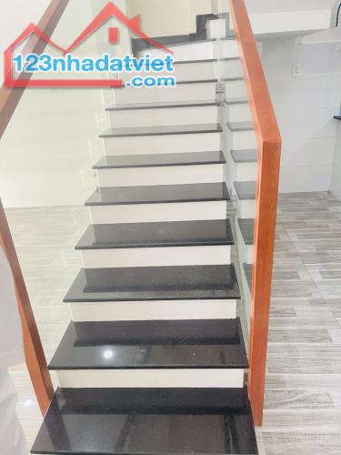 Nhà Góc 2 Mặt Thoáng – Đẹp Như Mới – Lạc Long Quân, P10, Tân Bình – Chỉ 5.5 Tỷ, còn TL .