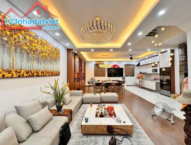 NHÀ DÂN 3 MẶT THOÁNG - 50M Ô TÔ TRÁNH - TRUNG TÂM VIỆT HƯNG