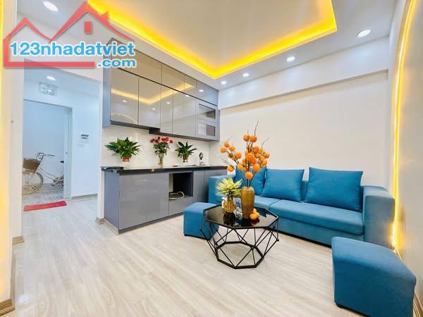 BÁN CĂN HỘ TẬP THỂ PHỐ NGUYỄN CHÍ THANH, ĐỐNG ĐA, SD 60M2, 2PN, FULL NỘI THẤT Ô TÔ ĐỖ –