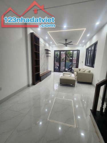 Nhà mới Kính Koong Đại Đồng - Lô góc 3 mặt thoáng - 6 tầng tháng máy - cách phố chỉ vài b