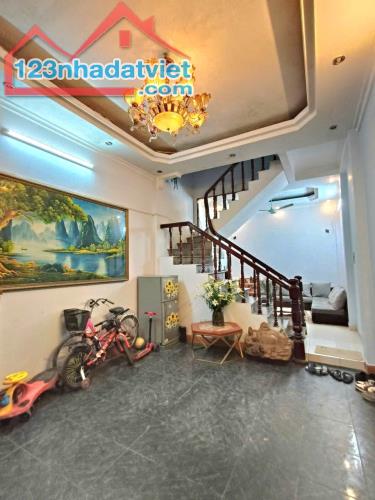 Bán nhà gần phố Chùa Láng, Đống Đa, 4 tầng dân xây, ngõ rộng, gần ô tô