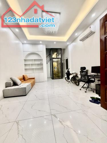 HOA HẬU NGUYỄN SƠN – 50M2 – 5 TẦNG – Ô TÔ NGỦ TRONG NHÀ – THANG MÁY – THIẾT KẾ HIỆN ĐẠI – - 2
