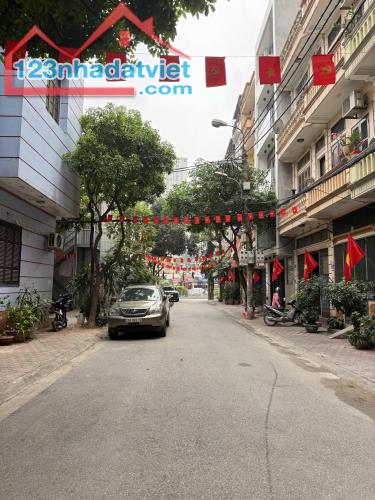 Bán nhà Trung Kính, 60m2, phân lô, đường rộng. Nhà đẹp 7 tầng có thang máy