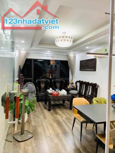 NHÀ VỊ TRÍ ĐẮC ĐỊA, DT 84M, SÁT PHỐ, Ô TÔ TRÁNH, VỈA HÈ, KINH DOANH ĐỈNH QUẬN CẦU GIẤY.