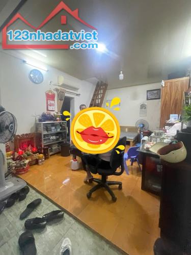 Bán nhà 2 tầng cũ trong ngõ phố Lạch Tray
