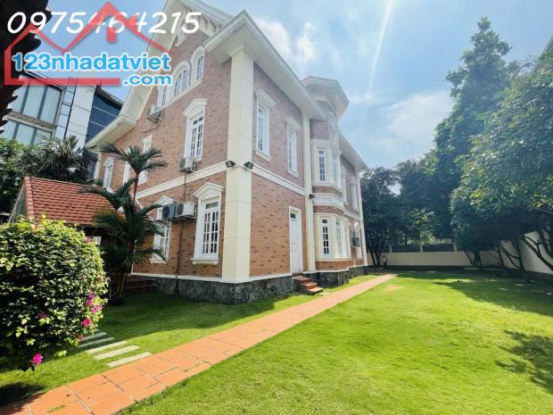 SIÊU BIỆT THỰ 5 SAO 760M² – 3 TẦNG – 5 PHÒNG NGỦ – THẢO ĐIỀN, TP.HCM