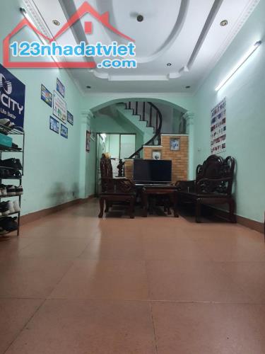 Nam Dư thông 649 Lĩnh Nam, cách 1 nhà ô tô 7 chỗ đỗ 30mx5t giá chỉ 5.6 tỷ.