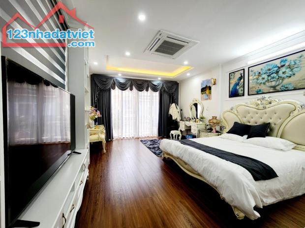 BÁN TÒA VĂN PHÒNG 3 MẶ THOÁNG DÒNG TIỀN - 200 M2-8 T - MT 15 M - 150 TỶ
