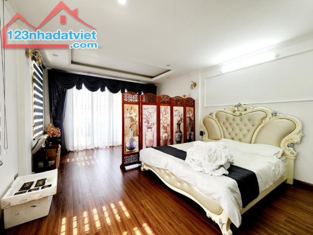 BÁN TÒA VĂN PHÒNG 3 MẶ THOÁNG DÒNG TIỀN - 200 M2-8 T - MT 15 M - 150 TỶ - 1