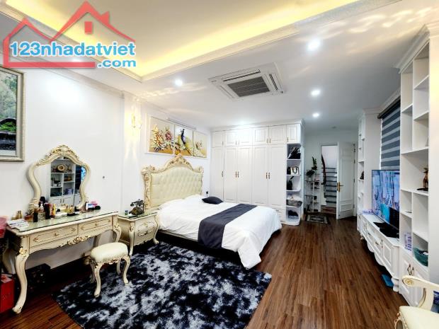 BÁN TÒA VĂN PHÒNG 3 MẶ THOÁNG DÒNG TIỀN - 200 M2-8 T - MT 15 M - 150 TỶ - 3