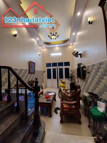 Mình cần bán căn nhà đầu ngõ 191. Tân Mai 24m2 /thực tế 31m2 .5T 3,5mt. 6,3 tỷ Hoàng Mai . - 1