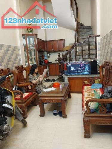 Mình cần bán căn nhà đầu ngõ 191. Tân Mai 24m2 /thực tế 31m2 .5T 3,5mt. 6,3 tỷ Hoàng Mai . - 2