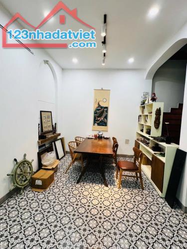 💥💥Ngõ to, Nhà dân xây Trần Thái Tông, Cầu Giấy 40m 4T, gần Ô tô, chỉ 8.8 Tỷ
