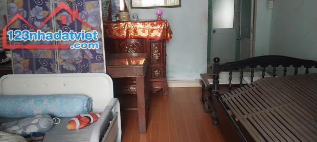 ► 2.2x  tỷ nhà 63m2 kiệt Hoàng Diệu khu Chợ Mới,  C4, sân xe rộng, kiệt thông, đi bộ Chợ,