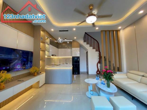 💕💕💕 SIÊU NÓNG BỎNG HOA HẬU THẠCH BÀN- 31m2- 5 Tầng- MT 4,8m- 6,9Tỷ- Ô TÔ 7 CHỖ- 10m Ô T - 1