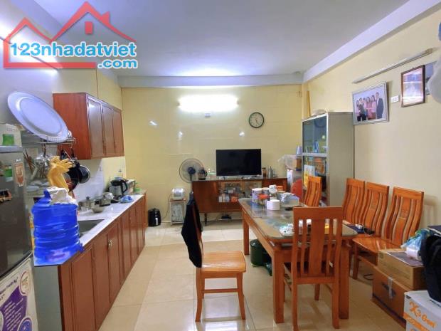 BÁN ĐẤT TẶNG NHÀ VĂN CAO, BA ĐÌNH 50M2,,OTO ĐỖ CỬA, SÁT PHỐ GIÁ CHỈ 11 - 1
