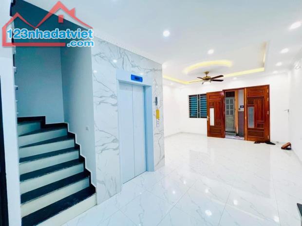 Nhà xây mới cứng, 6 tầng Thang Máy vài bước ra Phố Vĩnh Phúc giá 7,5 tỷ