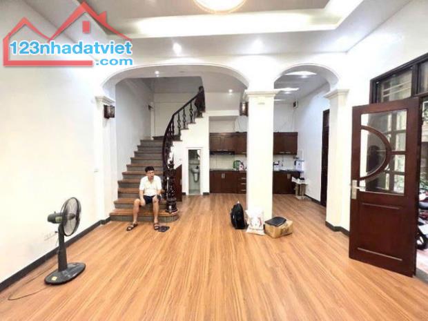 Bán gấp nhà Cầu Giấy – 46m2 - 4 tầng – Giá chỉ 8.7 tỷ