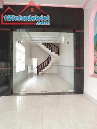 Bán nhà mặt tiền Tân Phong, chợ cây xăng 26, cho thuê kinh doanh rất tốt