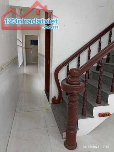 Bán nhà mặt tiền Tân Phong, chợ cây xăng 26, cho thuê kinh doanh rất tốt - 1