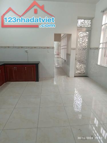 Bán nhà mặt tiền Tân Phong, chợ cây xăng 26, cho thuê kinh doanh rất tốt - 3