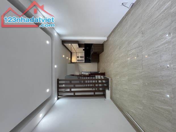 Nhà Lĩnh Nam- Tam Trinh 34m 5 tầng MT3.7m Gần phố, gần ô tô, hàng xóm Times City