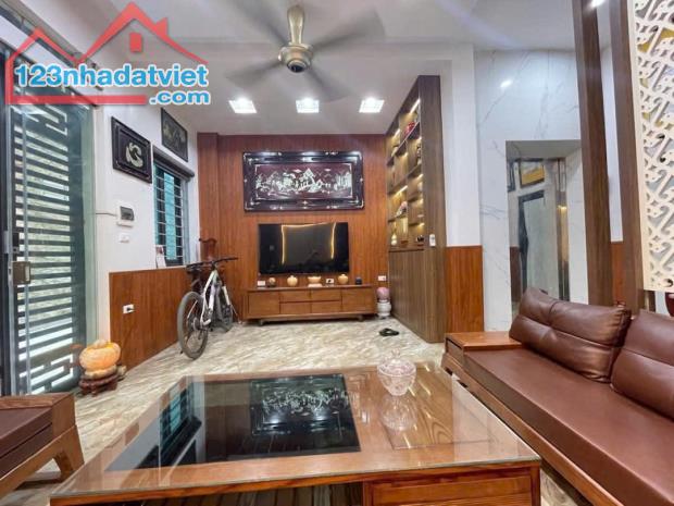 HOÀNG ĐẠO THÀNH  Ô TÔ THANG MÁY KINH DOANH DT 32m²  Giá: 10.99 tỷ - 2