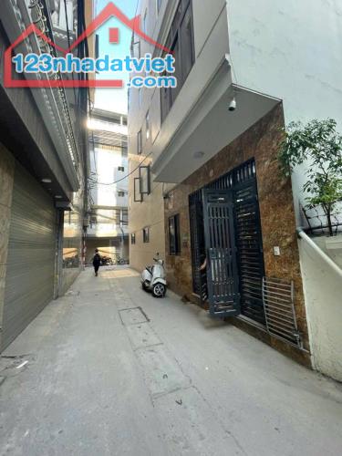 HOÀNG ĐẠO THÀNH  Ô TÔ THANG MÁY KINH DOANH DT 32m²  Giá: 10.99 tỷ - 3
