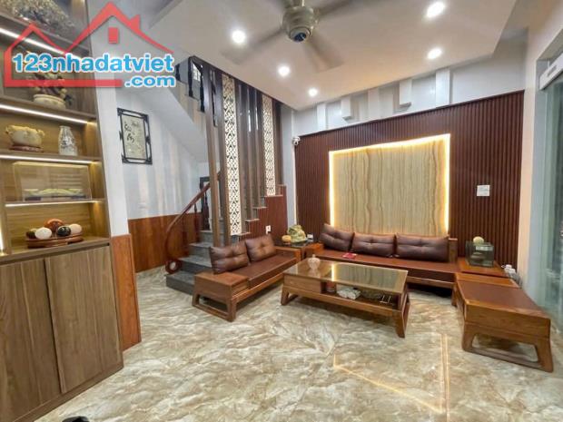 HOÀNG ĐẠO THÀNH  Ô TÔ THANG MÁY KINH DOANH DT 32m²  Giá: 10.99 tỷ - 4