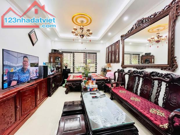 Bán nhà Lạc Long Quân Cầu Giấy gần ô tô ngõ thông 35m2 5T MT 4m dân xây đủ đồ ở luôn 7.5tỷ