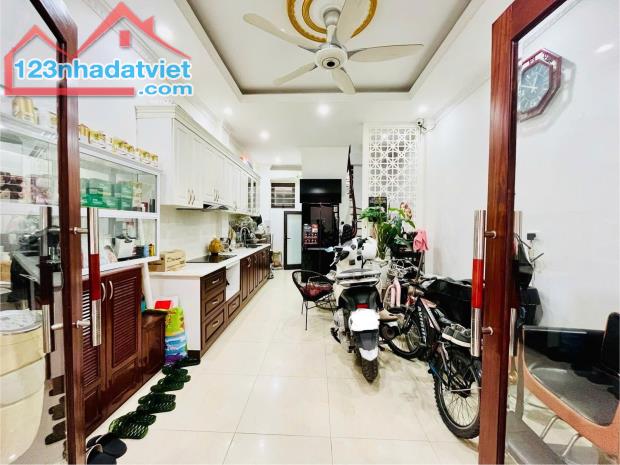 Bán nhà Lạc Long Quân Cầu Giấy gần ô tô ngõ thông 35m2 5T MT 4m dân xây đủ đồ ở luôn 7.5tỷ - 1