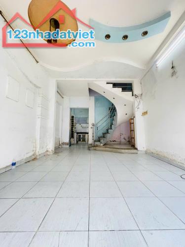 NHÀ ĐẸP GIÁP Q1 – BÌNH THẠNH GIÁ TỐT – HẺM 7M NHƯ MẶT TIỀN ~ 40M² – CHỈ 4.95 TỶ - 2
