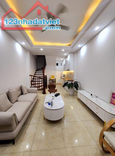 Láng Đống Đa. An Ninh Tốt. Tiện ích Full. 35m2, 5 Tầng, 3.5m Mặt Tiền. Giá 7.5 Tỷ