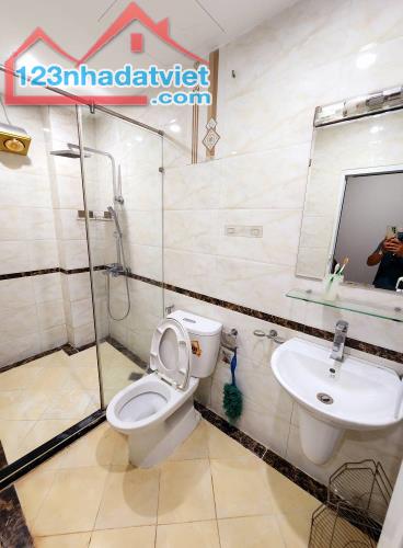 Láng Đống Đa. An Ninh Tốt. Tiện ích Full. 35m2, 5 Tầng, 3.5m Mặt Tiền. Giá 7.5 Tỷ - 5
