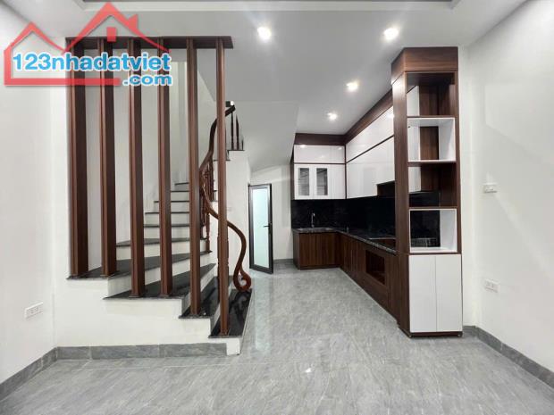 Bán Gấp Nhà Gia Quất , Long Biên 32m2, 5tầng , nhà mới , full nội thất - giá nhỉnh 4 tỷ