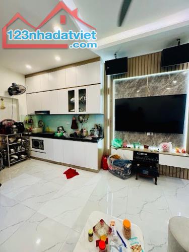 NHỈNH 5 TỶ CÓ NGAY NHÀ ĐẸP LUNG LINH - 5 TẦNG TRUNG TÂM HAI BÀ TRƯNG - SÁT PHỐ Ô TÔ GẦN -
