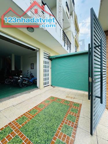 GẤP BÁN, DT 180M²(NGANG 10M), HẺM XE HƠI NGUYỄN DUY TRINH, PHÚ HỮU