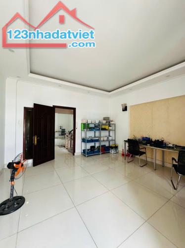 GẤP BÁN, DT 180M²(NGANG 10M), HẺM XE HƠI NGUYỄN DUY TRINH, PHÚ HỮU - 1