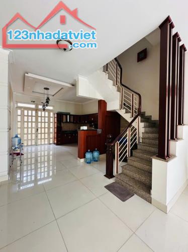 GẤP BÁN, DT 180M²(NGANG 10M), HẺM XE HƠI NGUYỄN DUY TRINH, PHÚ HỮU - 2