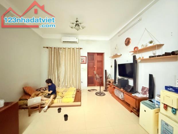Nhà Hoàng Hoa Thám, Ba đình. 43m; MT 4.8; Giá 9 tỷ  BÁN ĐẤT TẶNG NHÀ - NGÕ NÔNG GẦN CHỢ - 2