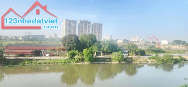 BÁN NHÀ 3 TẦNG GẦN VIMHOMES STAR CITY. VIEW SÔNG MÁT MẺ. Ô TÔ VÀO NHÀ.Gần ĐL HÙNG VƯƠNG - 5