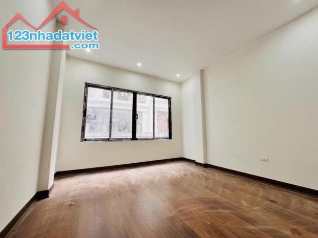 Trần Quốc Hoàn, Cầu Giấy, Ô Tô Đỗ Cửa – 42m2 x 5T Thang Máy – MT 4m, 16 Tỷ LH: 0888758369 - 1
