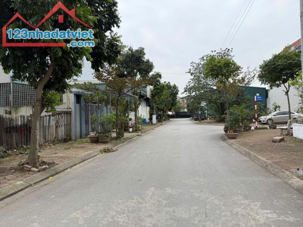 Chính chủ cần bán gấp lô góc hai mặt thoáng tặng nhà xưởng tại trung tâm khu đô thị 31ha - 2