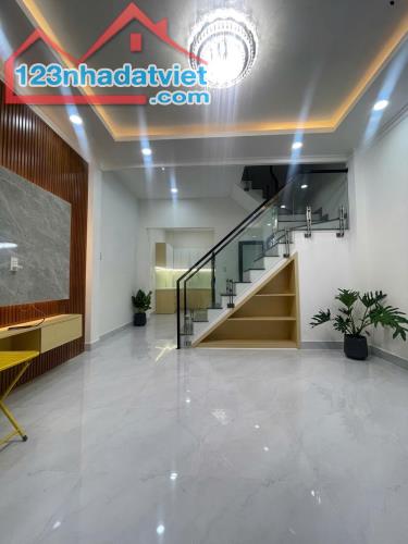 Bán gấp nhà mới đẹp lung linh ở ngay Nguyễn Duy, cách MT 10m, 41m2, SHR, chỉ 4.9 tỷ.