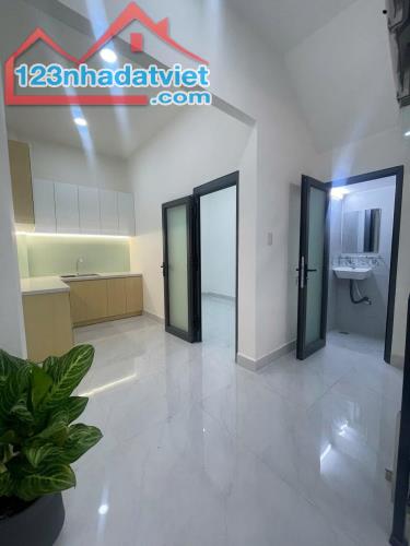 Bán gấp nhà mới đẹp lung linh ở ngay Nguyễn Duy, cách MT 10m, 41m2, SHR, chỉ 4.9 tỷ. - 1